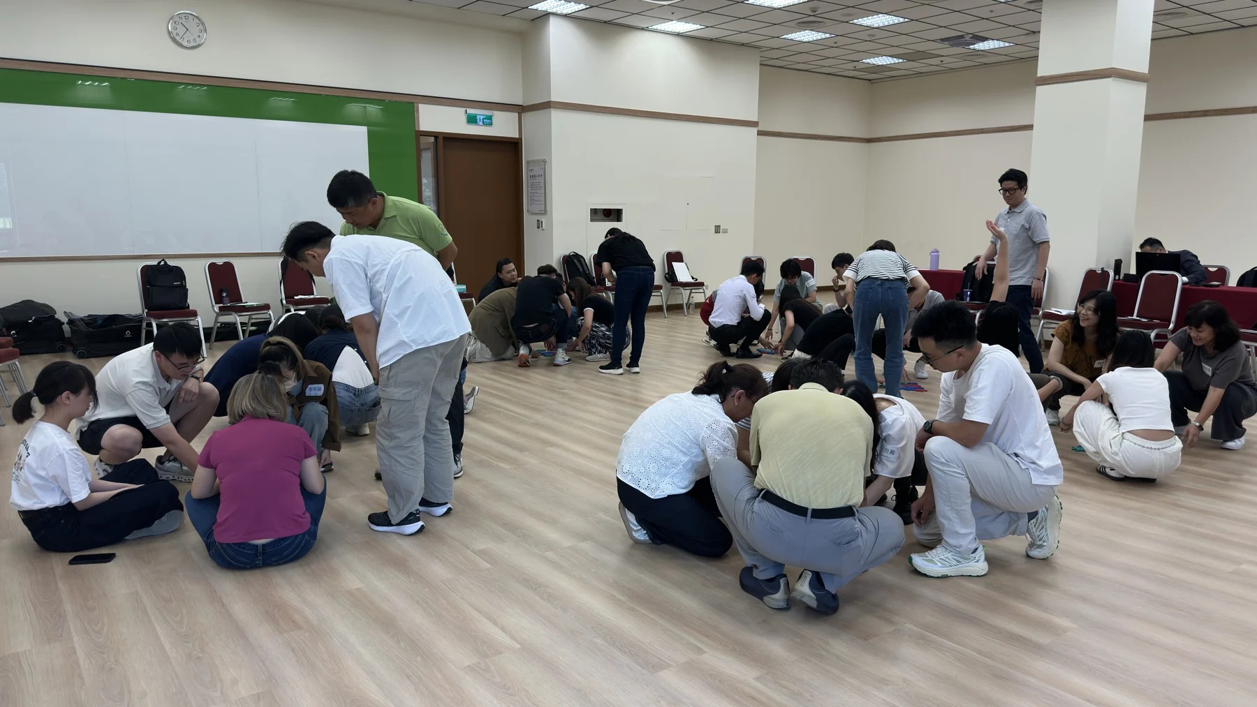 企業團隊在室內分組參與體驗式學習活動